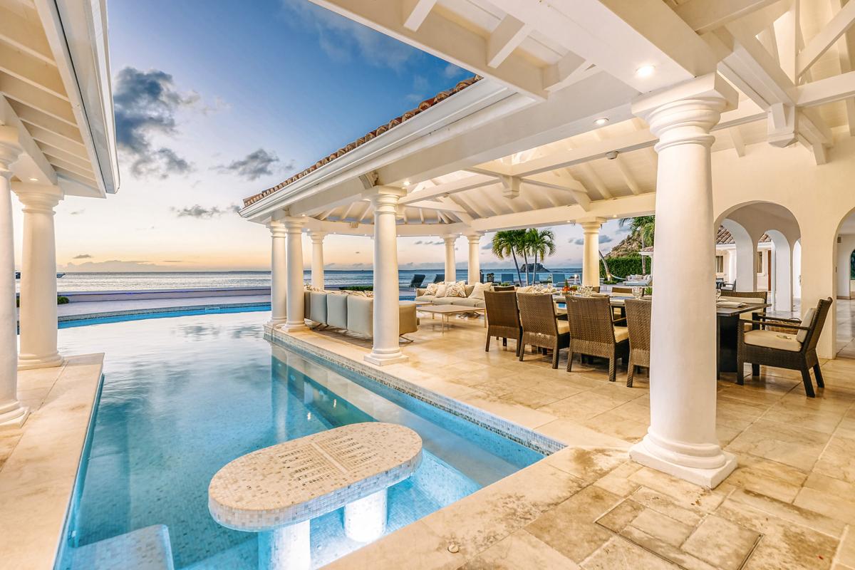 10-PetitePlage4-PoolSeating_A louer villa Grand Case Saint Martin